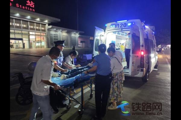 旅客突發暈厥 萬寧鐵警火速救治