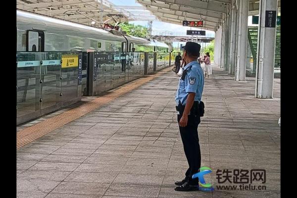 萬寧鐵警全力護航和樂站開通運營
